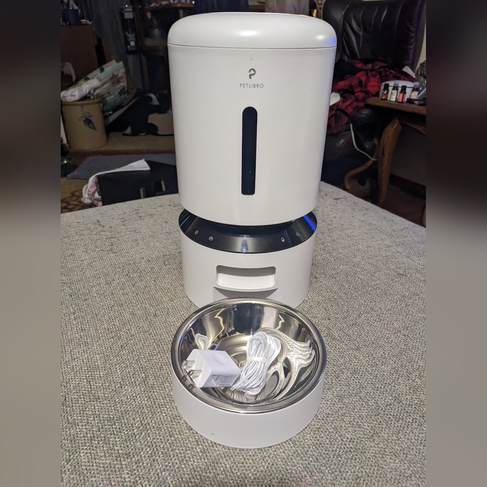 Petlibro WiFi enabled automatic cat/dog food dispenser.